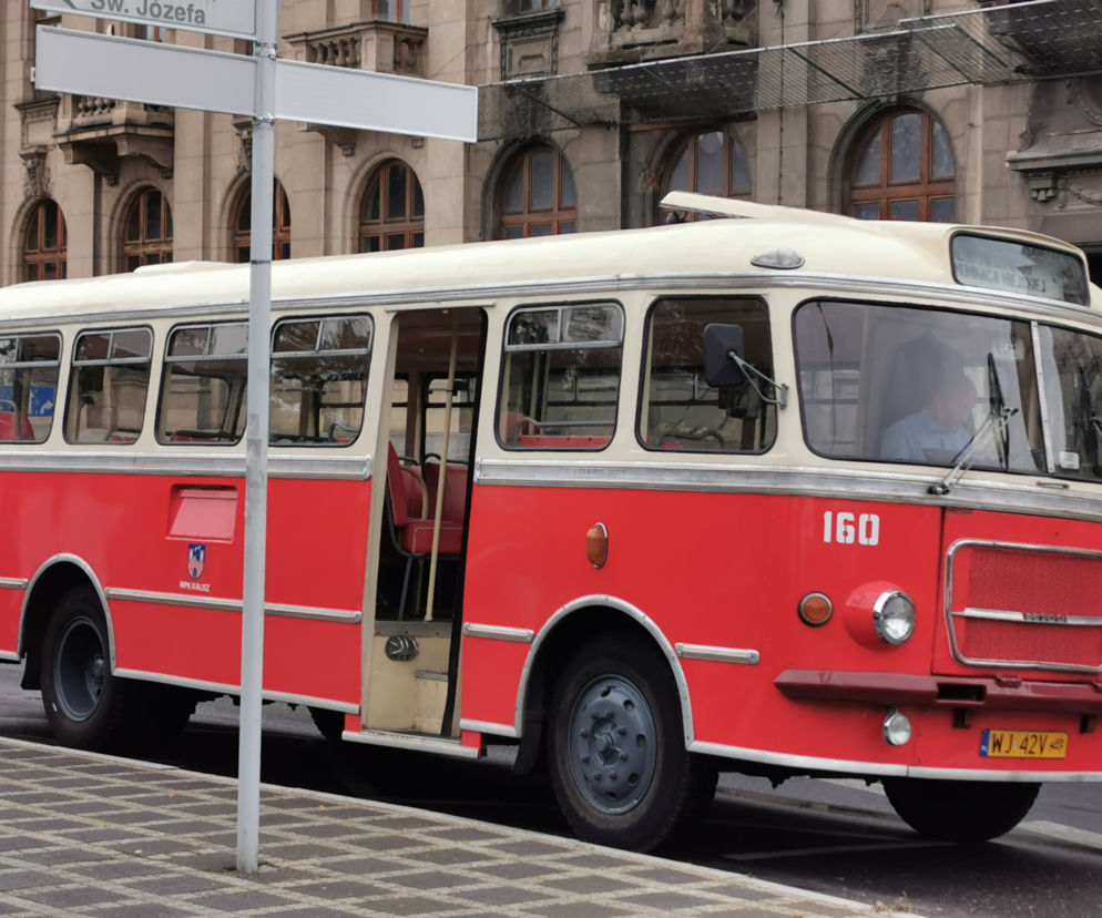 Czerwony autobus po Kaliszu mknie