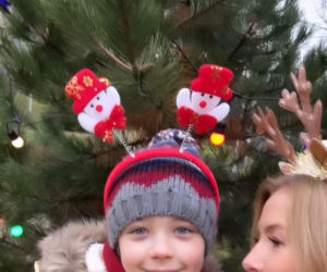 Barwy szczęścia na planie. Mateuszek (Filip Kowalewicz), Dominika (Karolina Chapko)