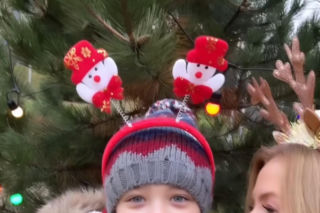 Barwy szczęścia na planie. Mateuszek (Filip Kowalewicz), Dominika (Karolina Chapko)