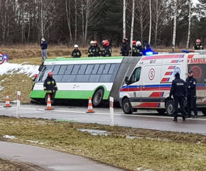 Łyski. Wypadek autobusu pod Białymstokiem. 9 osób rannych. Do szpitala trafiło 3 dzieci
