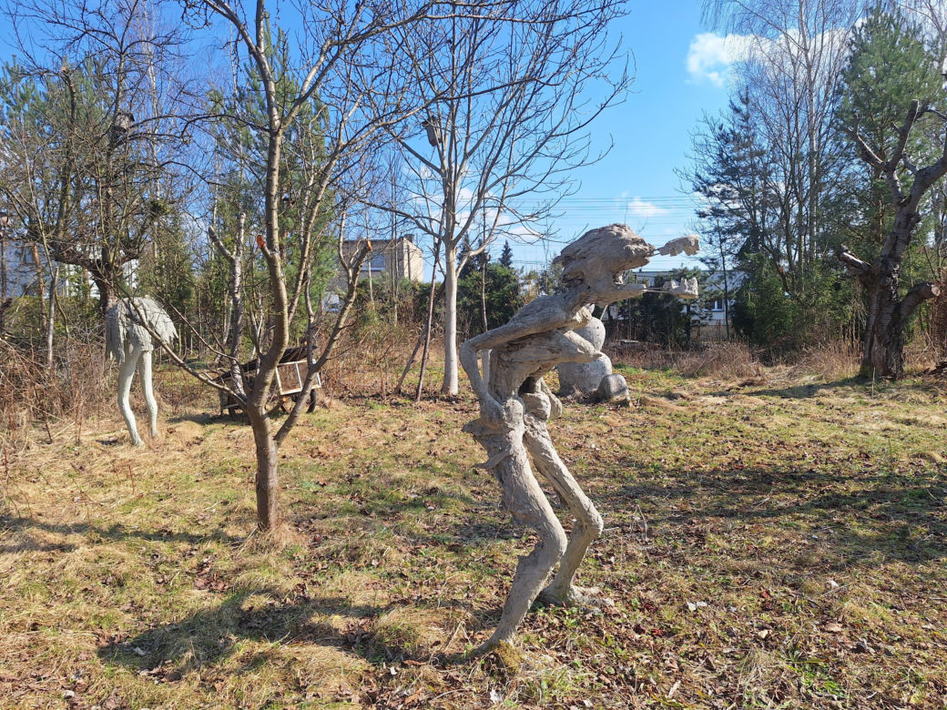 Surrealistyczne rzeźby zdobią ogród. Budzą niepokój i ciekawość