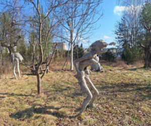 Surrealistyczne rzeźby zdobią ogród. Budzą niepokój i ciekawość