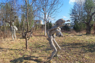 Surrealistyczne rzeźby zdobią ogród. Budzą niepokój i ciekawość