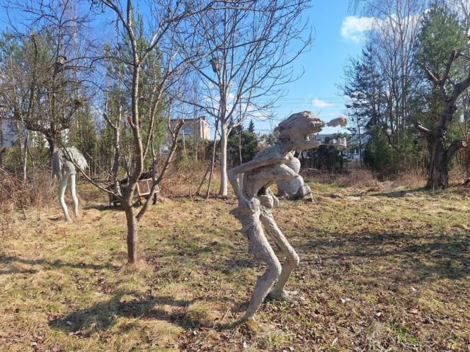 Surrealistyczne rzeźby zdobią ogród. Budzą niepokój i ciekawość