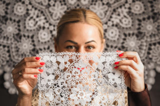 Koronczarki z Koniakowa heklowały obrus dla królowej Elżbiety II. Historia koronki, która podbija świat