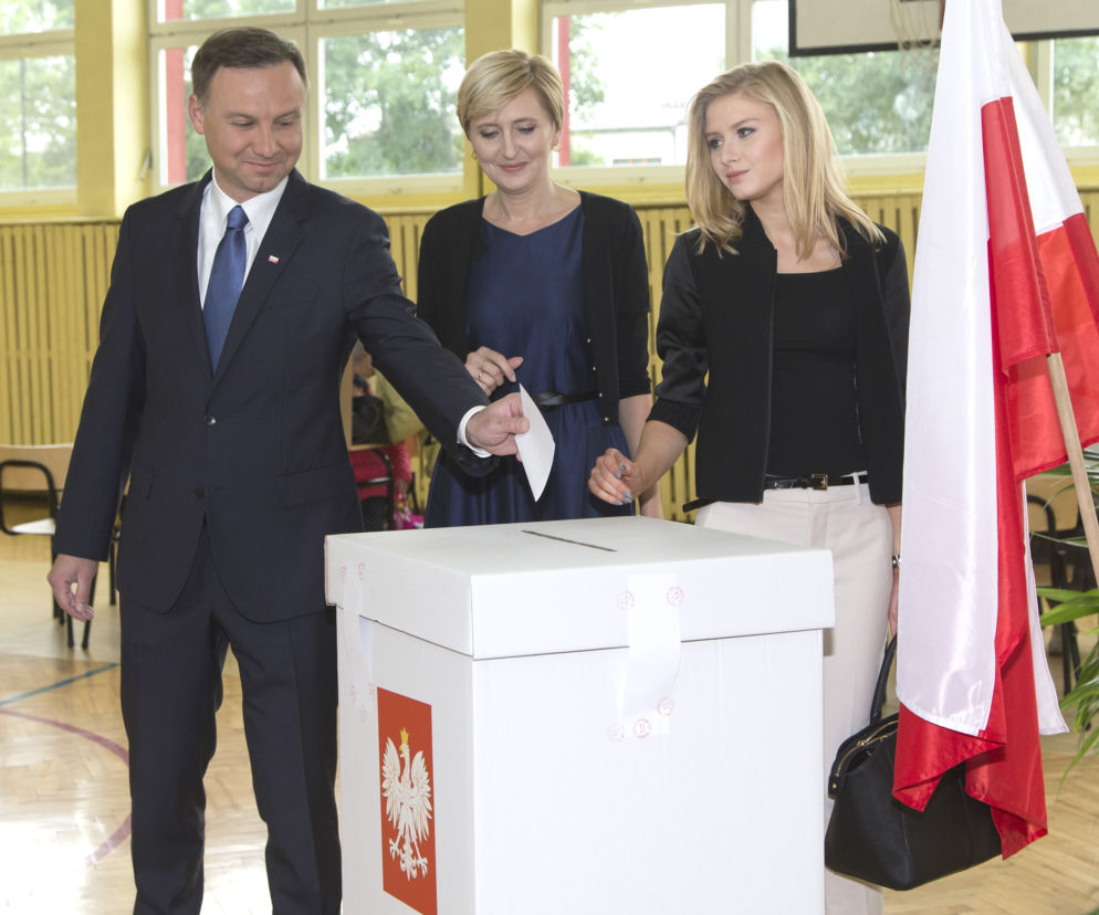Andrzej Duda głosuje z rodziną