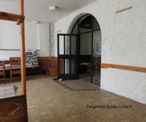 Lalka śpiąca w łóżku i urządzenia rehabilitacyjne. Co znajduje się w opuszczonym sanatorium przy polskiej granicy? [ZDJĘCIA]