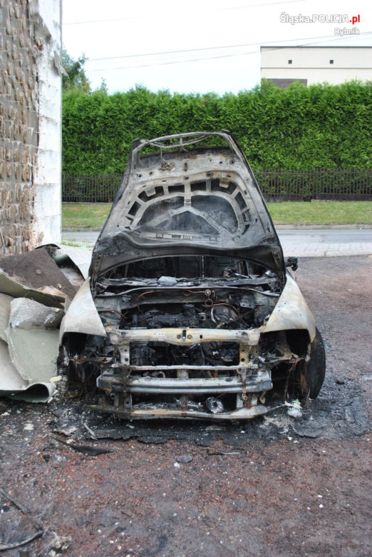 Pijany nie chciał zapłacić za kurs taksówki. Później oblał auto benzyną i podpalił