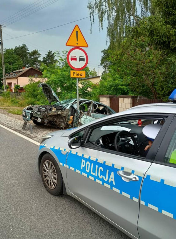 Tragedia w Białobrzegach. Fordem uderzył w mercedesa. 49-latek nie przeżył
