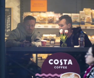 Adam Małysz z przyjacielem na kawie po spotkaniu z Prezydentem