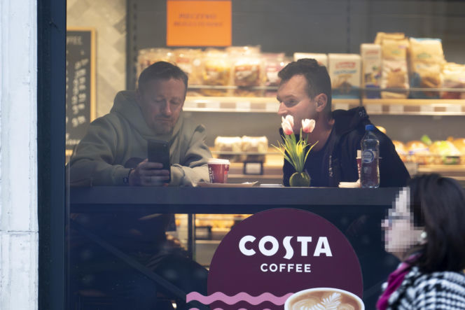 Adam Małysz z przyjacielem na kawie po spotkaniu z Prezydentem