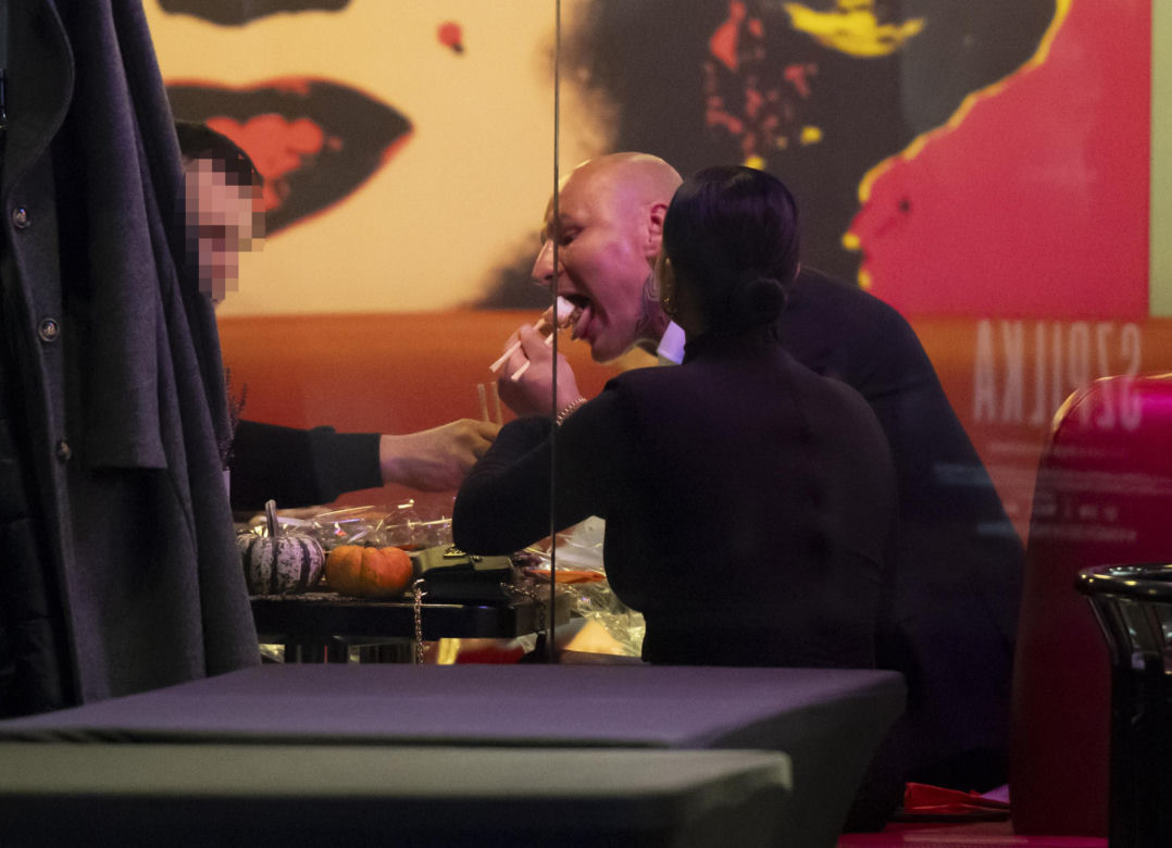Artur Szpilka na sushi z najbliższymi po premierze filmu "Szpilka"