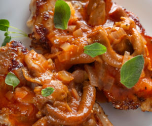 Schab po kowalsku – soczysty kotlet zapiekany pod cebulą i serem