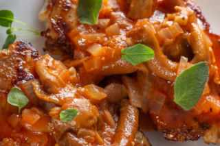 Schab po kowalsku – soczysty kotlet zapiekany pod cebulą i serem