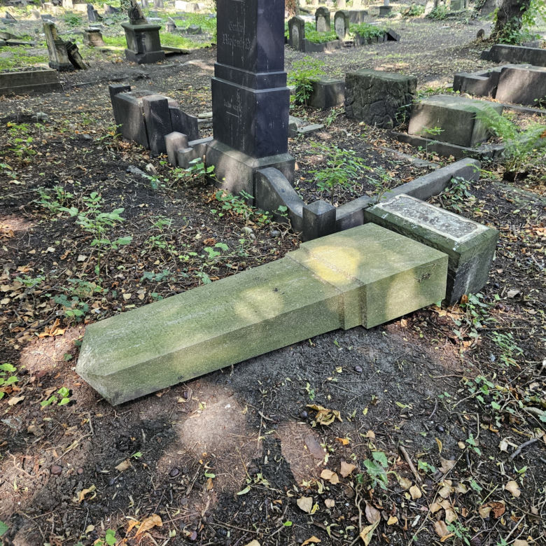 Wandale zdewastowali kilkanaście nagrobków na Cmentarzu Żydowskim w Katowicach
