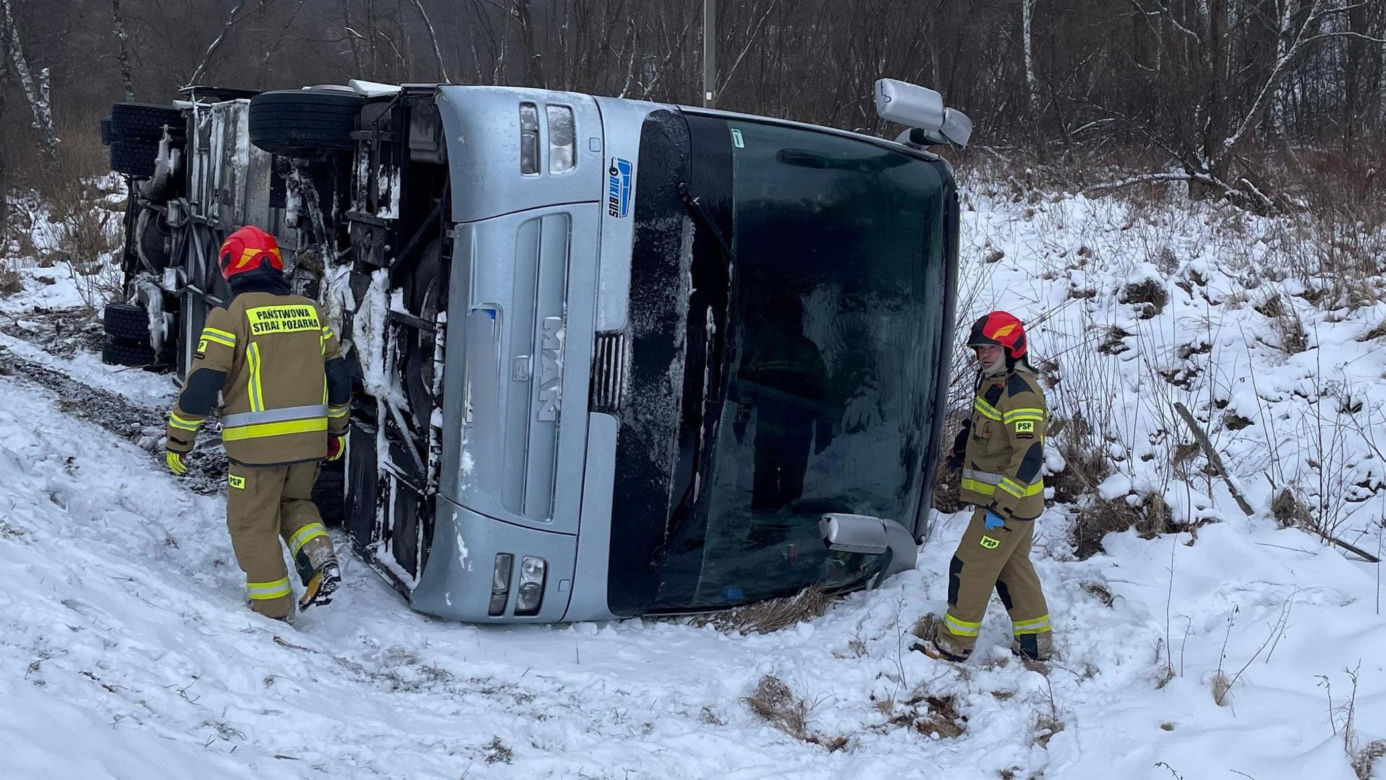 Wypadek autokaru w Bieszczadach. Poszkodowanych jest 18 osób 