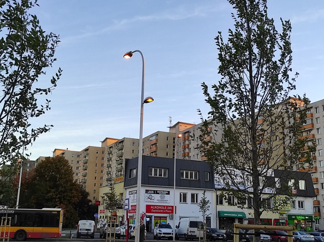Tak się oszczędza prąd w Warszawie. Latarnie na Bródnie świecą się w biały dzień!