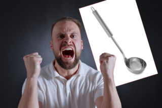 32‑latek wpadł w furię! Ojca zwyzywał i pobił, a matkę zdzielił chochlą w głowę! Oberwała też policjantka