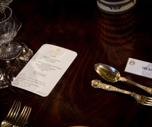 Wszyscy mówią o księżnej Kate. Na głowie ma tiarę Diany, w uszach kolczyki zmarłej królowej