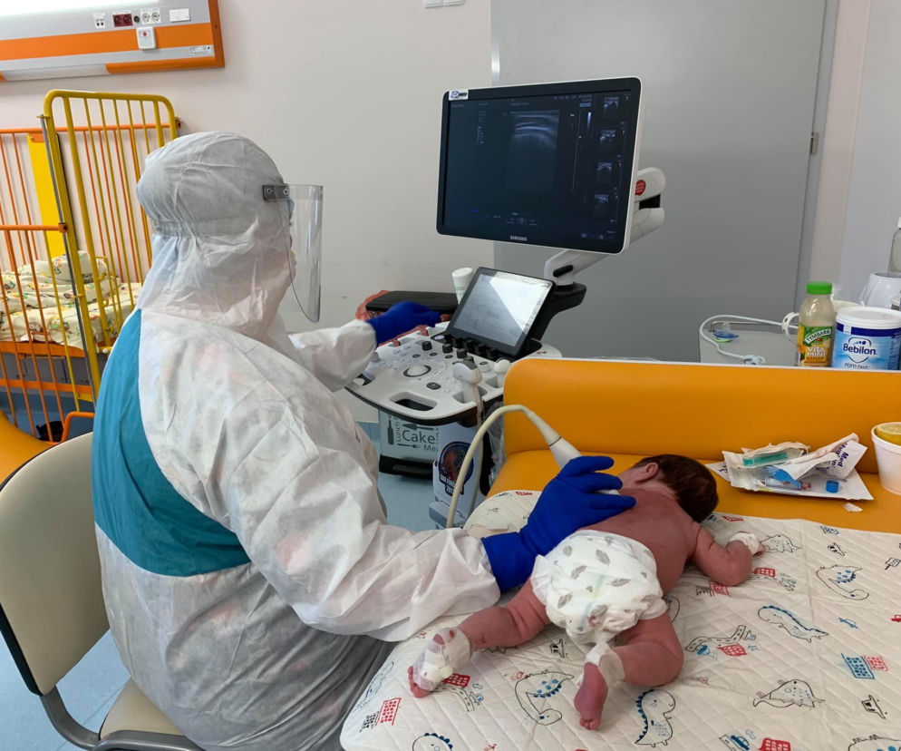 Rodzice bez szczepienia, niemowlę pod tlenem z koronawirusem