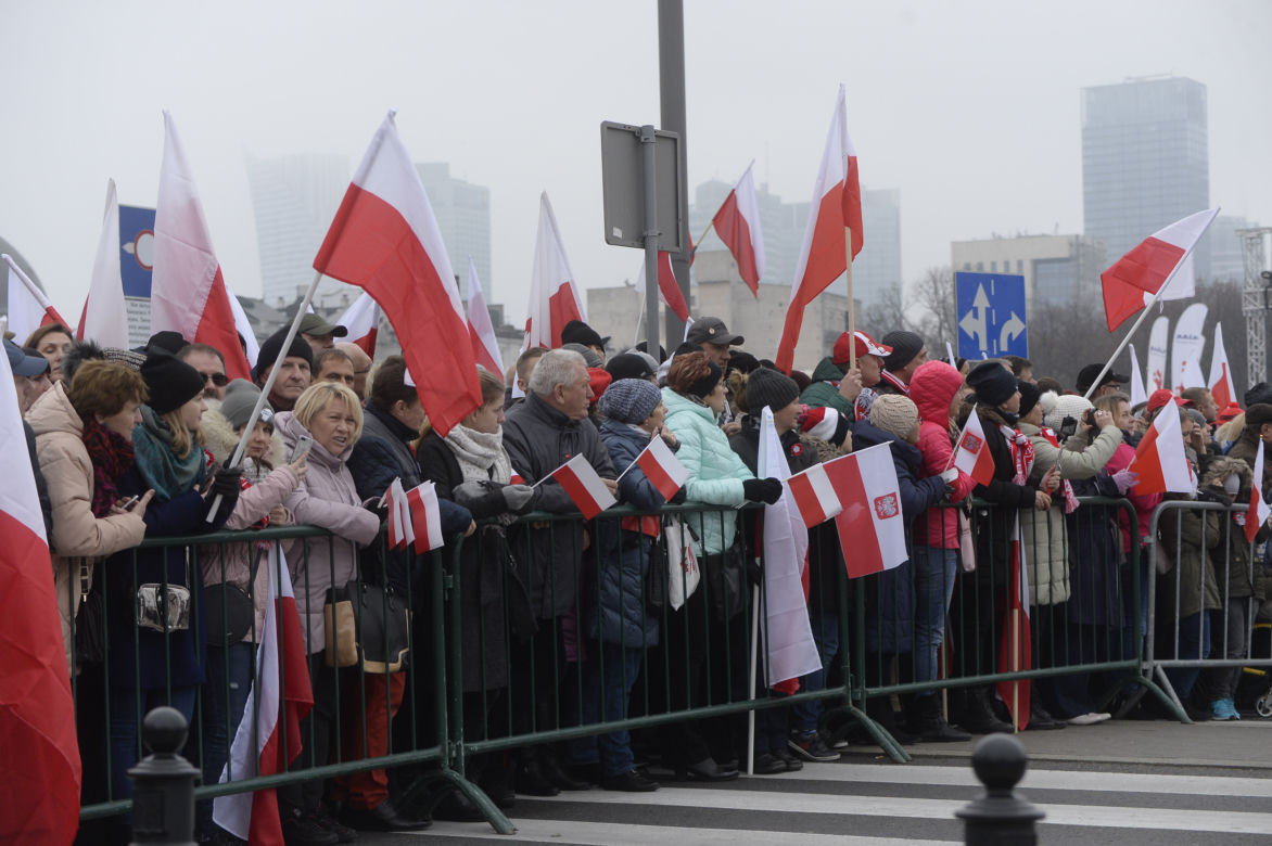 Andrzej Duda pod pomnikiem Józefa Piłsudskiego położył tylko dwie róże 