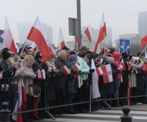 Andrzej Duda pod pomnikiem Józefa Piłsudskiego położył tylko dwie róże 