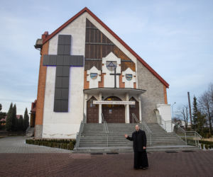 Eko krzyż ogrzewa wiernych