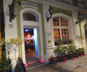 Znicze przed restauracjami w Poznaniu