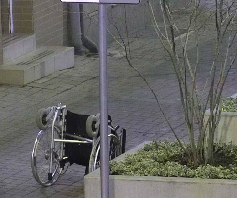 Poznań: Była noc, a na środku chodnika stał wózek inwalidzki. Zaskakująca prawda!