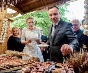 Prezydent Andrzej Duda je żonie z ręki. Czuły gest pierwszej damy.