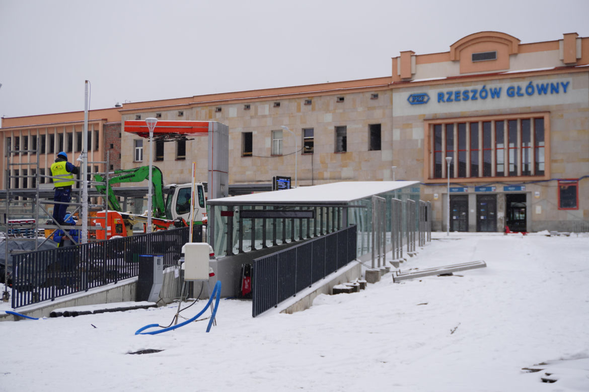 Nowy plac przed dworcem prawie gotowy. Kiedy zostanie otwarty?