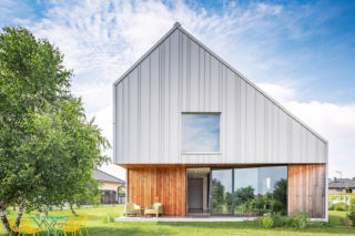 Odrzucili balkony i rynny, by stworzyć dom idealny. Zaskakujący projekt polskich architektów