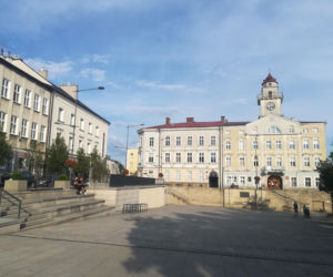 Zapłonęła w nim pierwsza na świecie uliczna lampa naftowa. To jedno z najpiękniejszych miast w Małopolsce