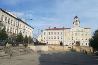 Zapłonęła w nim pierwsza na świecie uliczna lampa naftowa. To jedno z najpiękniejszych miast w Małopolsce