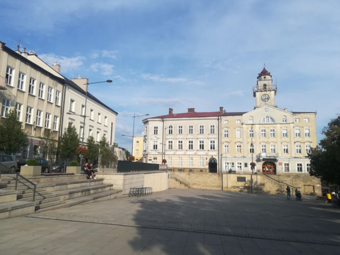 Zapłonęła w nim pierwsza na świecie uliczna lampa naftowa. To jedno z najpiękniejszych miast w Małopolsce
