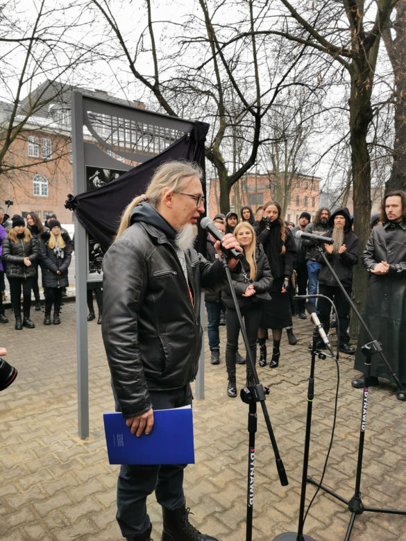 Przyjaciele i fani Romana Kostrzewskiego odsłonili tablicę pamiątkową w Bytomiu