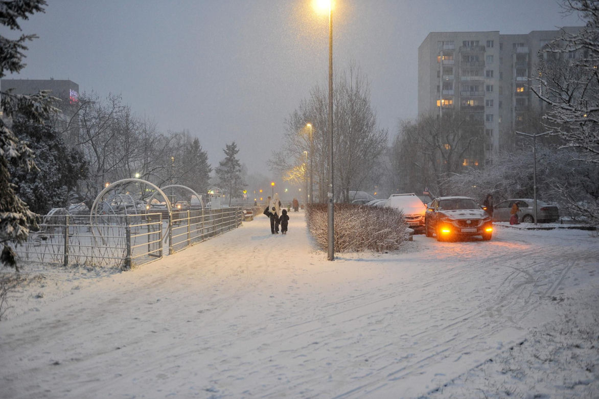 Totalny atak zimy nadciąga do Warszawy. Nawet 15 cm śniegu i silne wichury. Przeszywające zimno