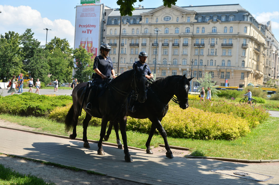 Parada Równości 2021 w Warszawie: ogromne siły policji w centrum miasta	