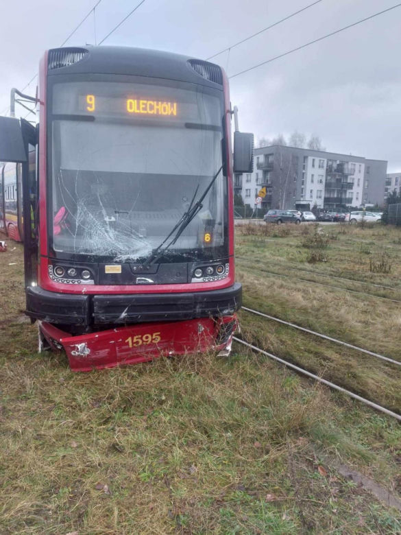 Koszmarny wypadek w Łodzi. Tramwaj i osobówka zderzyły się na Hetmańskiej [ZDJĘCIA].