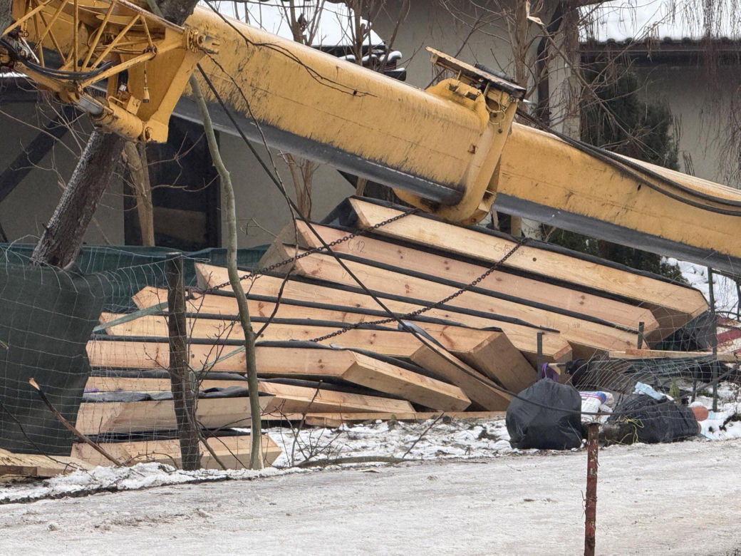  Dźwig runął na posesję pod Warszawą. Powalił kilka drzew i rąbnął w sieć energetyczną 