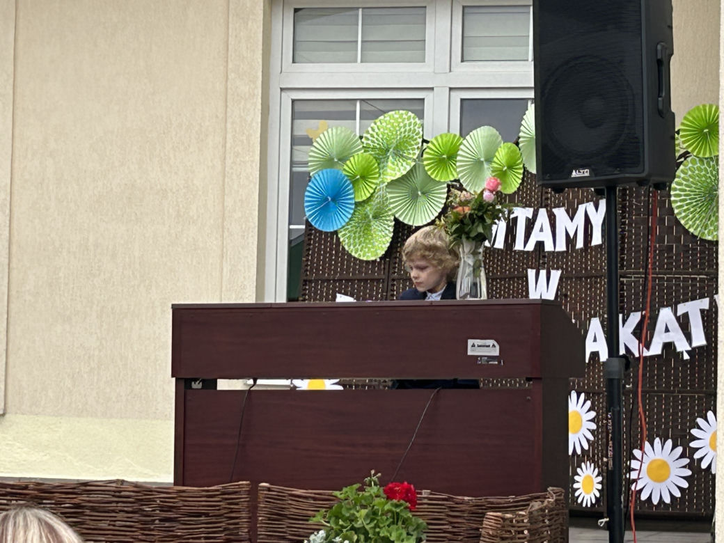Pierwszy w Zagórowie bociani mural w Bocianim Zakątku