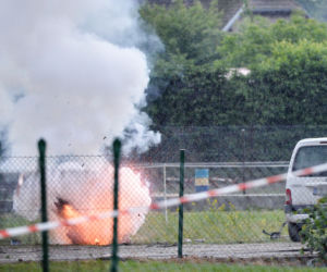 BOMBA POD SAMOCHODEM NAUCZYCIELKI.