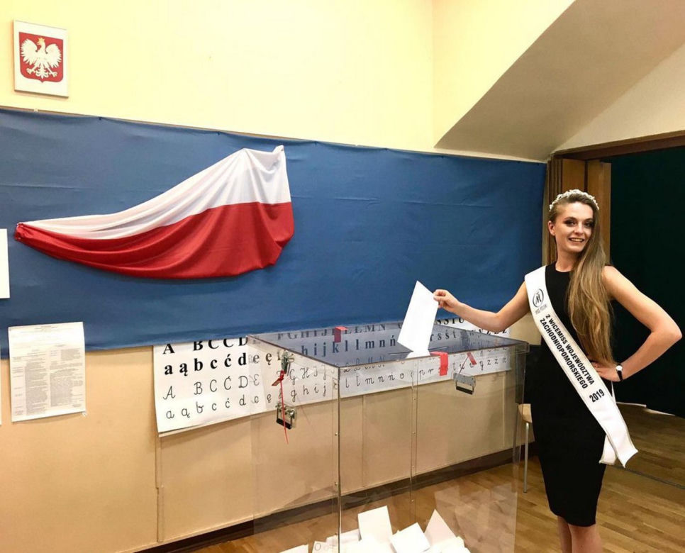 Kim jest kobieta z konferencji Biedronia przed białoruską ambasadą, Jana Shostak