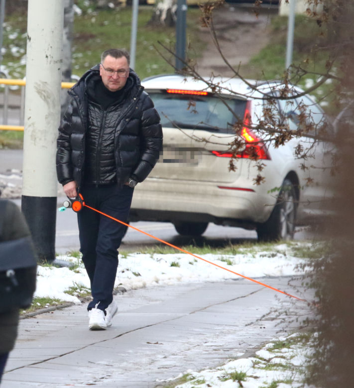 Czesław Michniewicza przegląda szalenie drogie auta. Został przyłapany w wielkiej furze, ale zakupy musi taszczyć