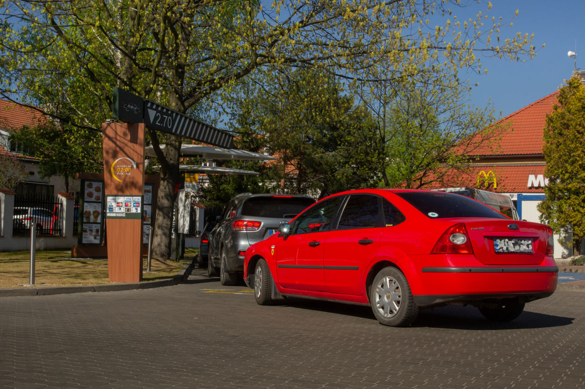 Gigantyczne kolejki samochodów pod McDonald's. Chcesz zjeść? Musisz odstać swoje