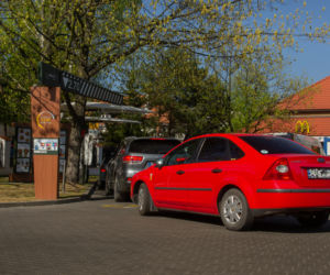 Gigantyczne kolejki samochodów pod McDonald's. Chcesz zjeść? Musisz odstać swoje
