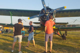 Co zabrać, a co nie na lotnisko w Lesznie? Niezbędnik na pokazy lotnicze Antidotum Airshow [ZDJĘCIA]