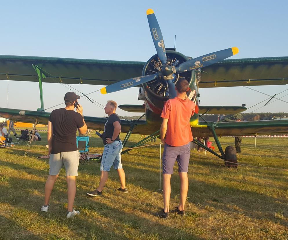 Co zabrać, a co nie na lotnisko w Lesznie? Niezbędnik na pokazy lotnicze Antidotum Airshow [ZDJĘCIA]