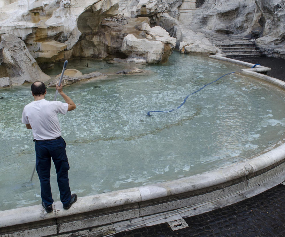 Mężczyzna czyści Fontannę di Trevi w Rzymie. O milionach euro wrzucanych do wody przeczytasz na Eska Trójmiasto.