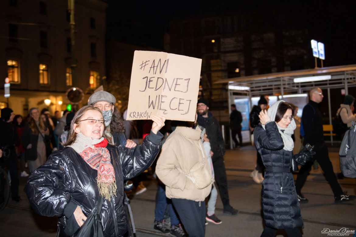 Kraków: "Ani jednej więcej". Protest po śmierci ciężarnej Izabeli z Pszczyny